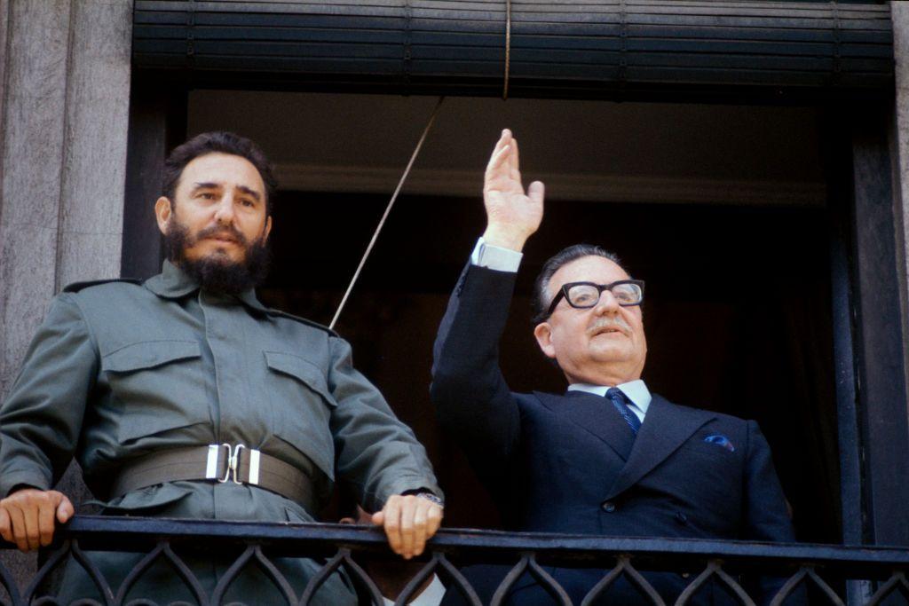 Fidel Castro (i), junto a Salvador Allende, que saluda desde un balcón. 
