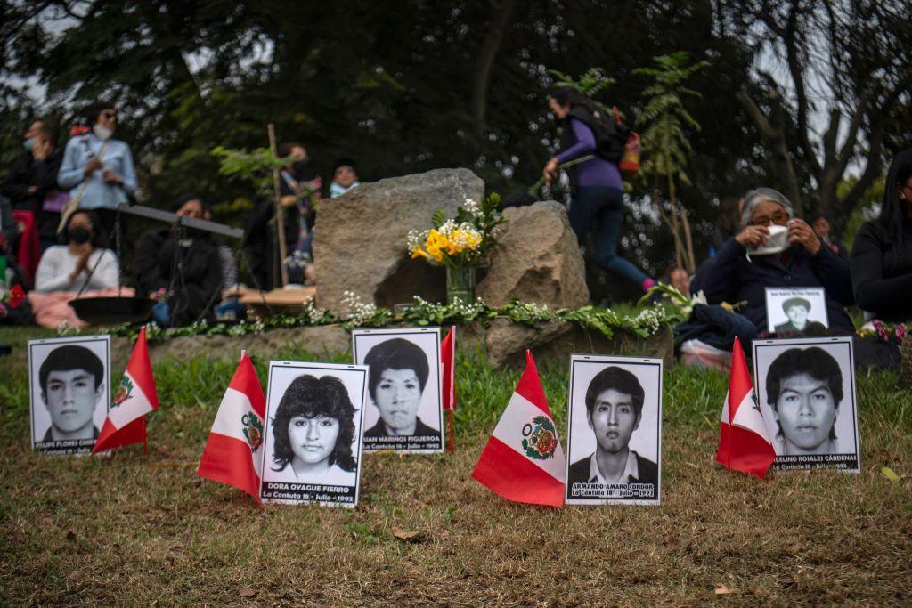 Fotos de algunas de las víctimas de las fuerzas del Estado colocadas junto a banderitas peruanas en un acto organizado por sus familiares. 