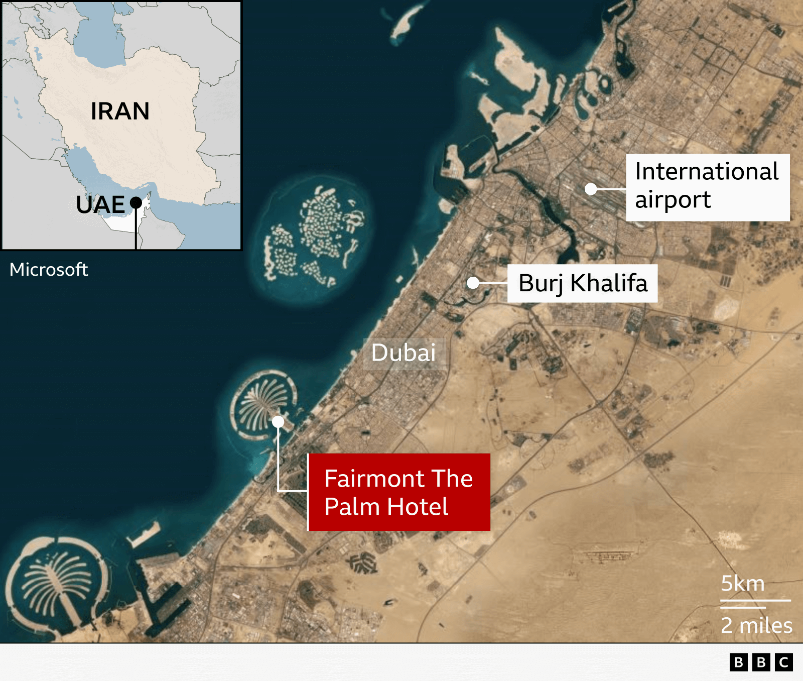 Peta satelit Dubai dengan Hotel Fairmont The Palm ditandai dengan warna merah di sisi barat Palm Jumeirah. Label juga menandai pusat Dubai, Burj Khalifa, dan bandara internasional di sebelah utara. Dua pulau buatan berbentuk palem terlihat di lepas pantai. Peta inset menandai Uni Emirat Arab dan Iran, yang terletak di sebelah utara di seberang Teluk. 