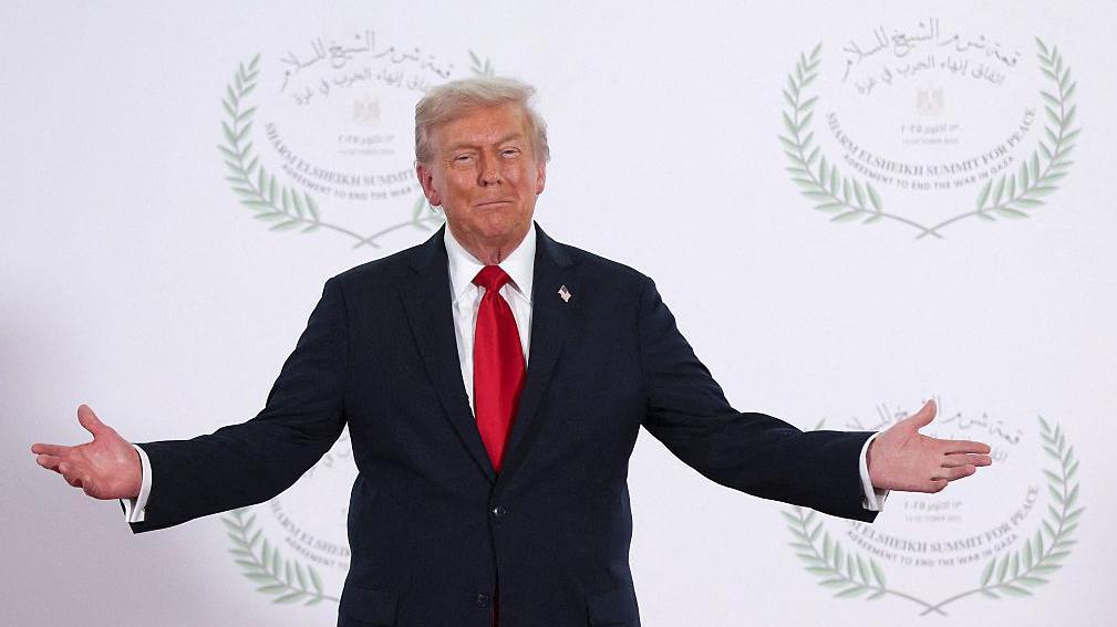 وقف معاناة غزة كان مدفوعاً بمصالح ترامب الذاتية، فهل يكفيه ذلك لإتمام المهمة؟ - مقال في الغارديان 1 دونالد ترامب يفتح ذراعيه