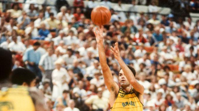 OScar Schmidt fazendo um arremesso. 