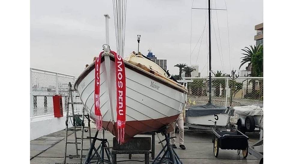 El bote Maiwar en un soporte metálico en un club náutico en Perú. 