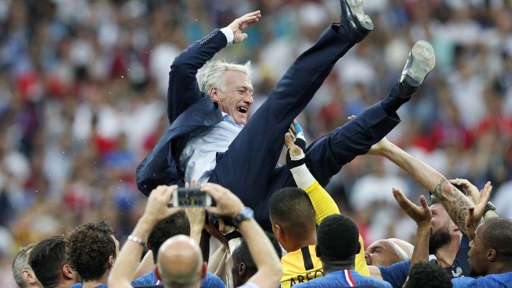Didier Deschamps é levantado no ar por jogadores da França após a vitória em 2018 em Moscou