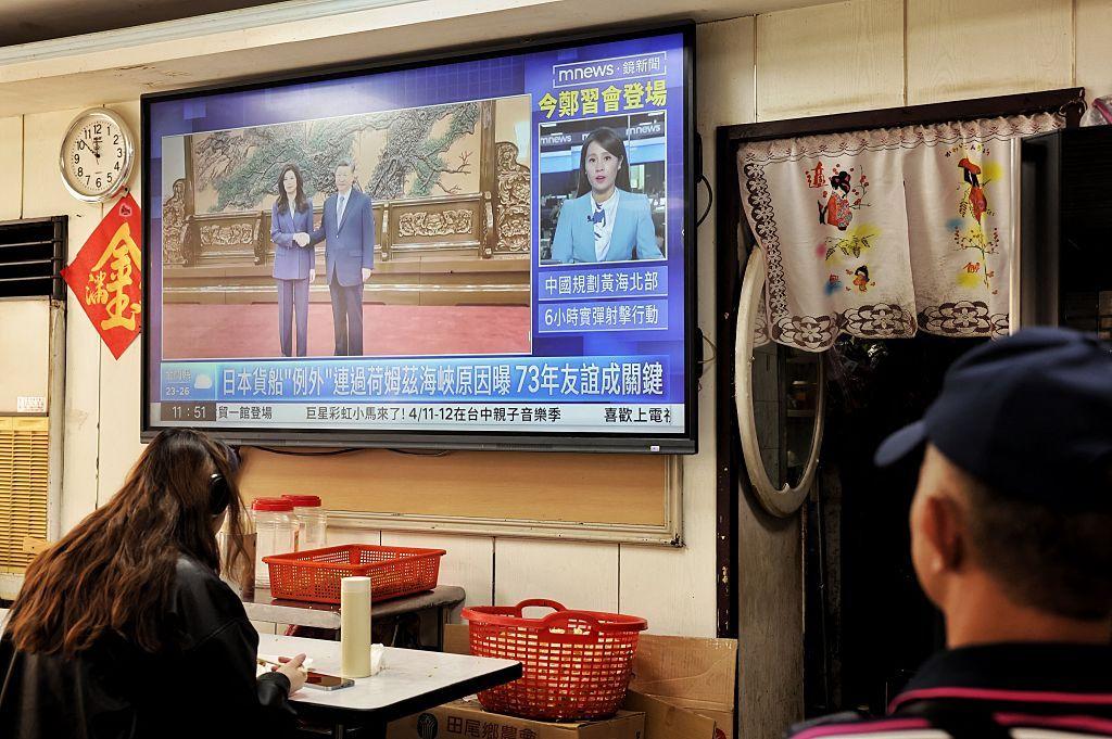 電視畫面顯示台灣在野黨國民黨主席鄭麗文於 2026 年 4 月 10 日在北京與中國國家主席習近平會面的場景，拍攝地點是台北一家餐廳。