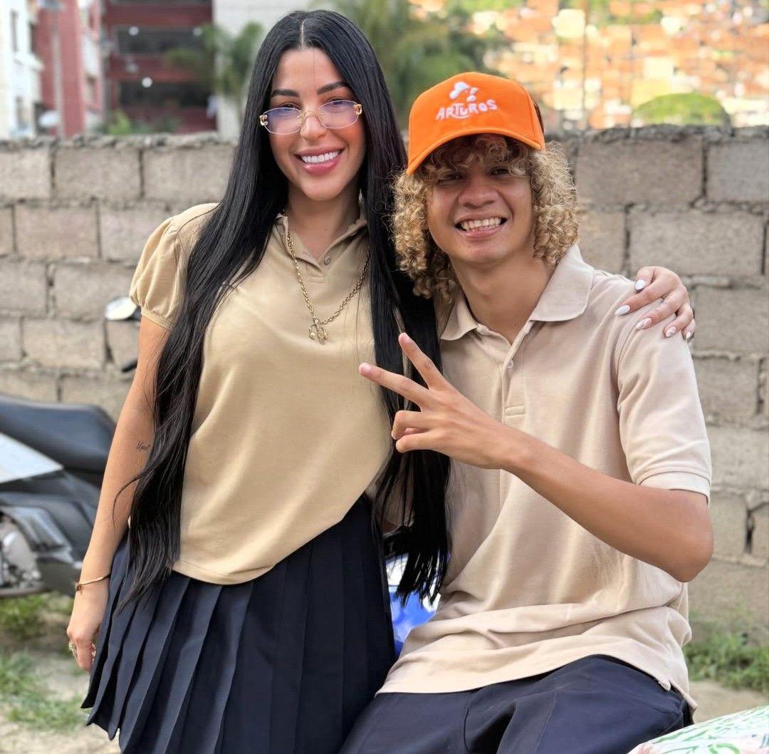Araya con uno de sus compañeros actores vestidos como estudiantes de secundaria.