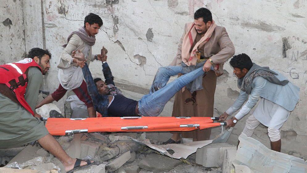 Personas rescatando a un herido