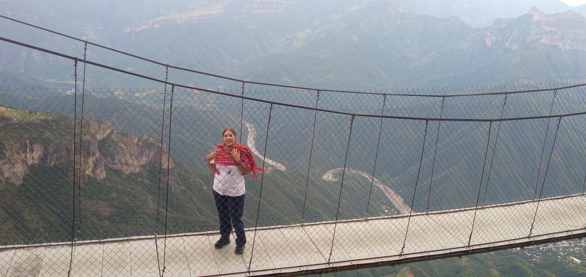 Julia Paredes en un puente colgante en la Sierra Tarahumara
