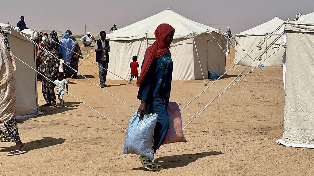 نازحون من الفاشر وغيرها من المناطق المتضررة من النزاع يستقرون في مخيم العفّة المُنشأ حديثاً في الدبة، ولاية شمال السودان.