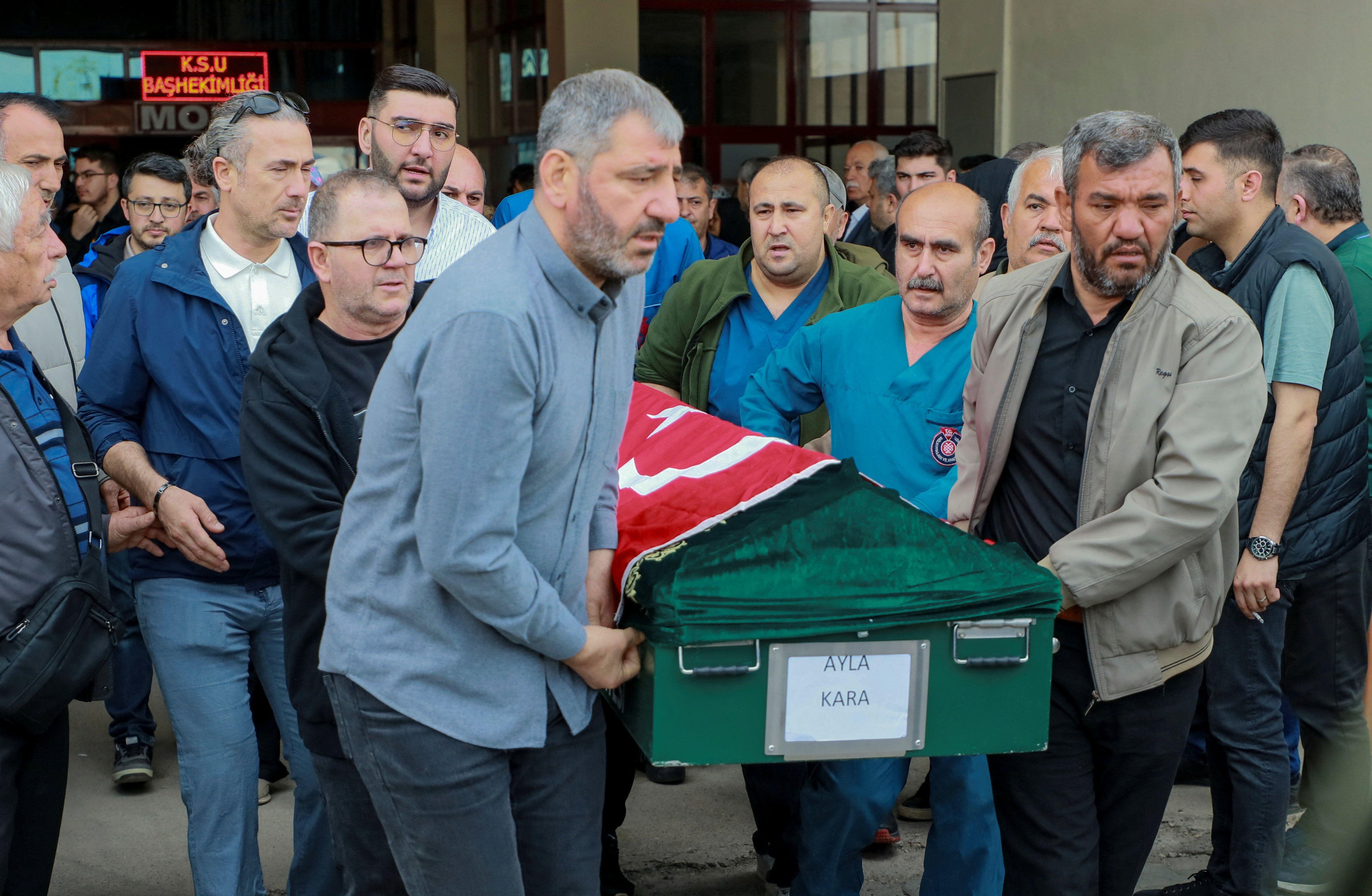 rodbina ubijenih u turskoj nosi sanduk, rodbina ubijenih u turskoj, pucnjava u turskoj, pucnjava u školi u turskoj