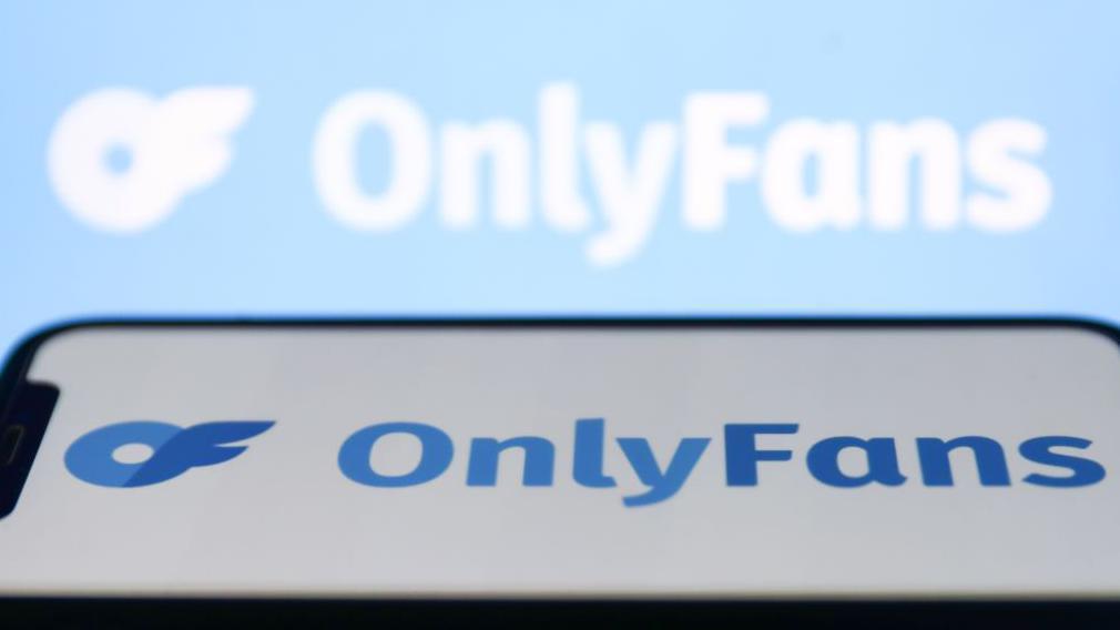El logo de OnlyFans proyectado en dos pantallas
