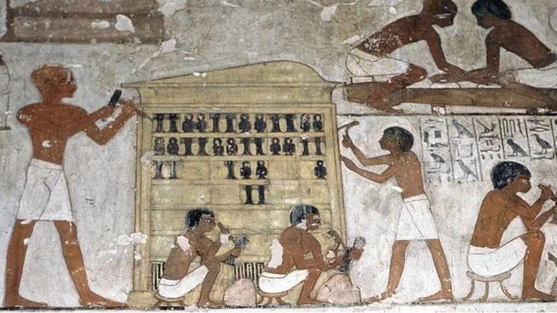 كيف كان ملوك مصر القديمة يحترمون حقوق العمال و"يقدسون" دورهم؟ 1 جدارية في مقبرة الوزير رخمي رع لمجموعة من النجارين يعملون في تابوت خشبي مذهب، الأسرة 18 (1594-1295 قبل الميلاد)