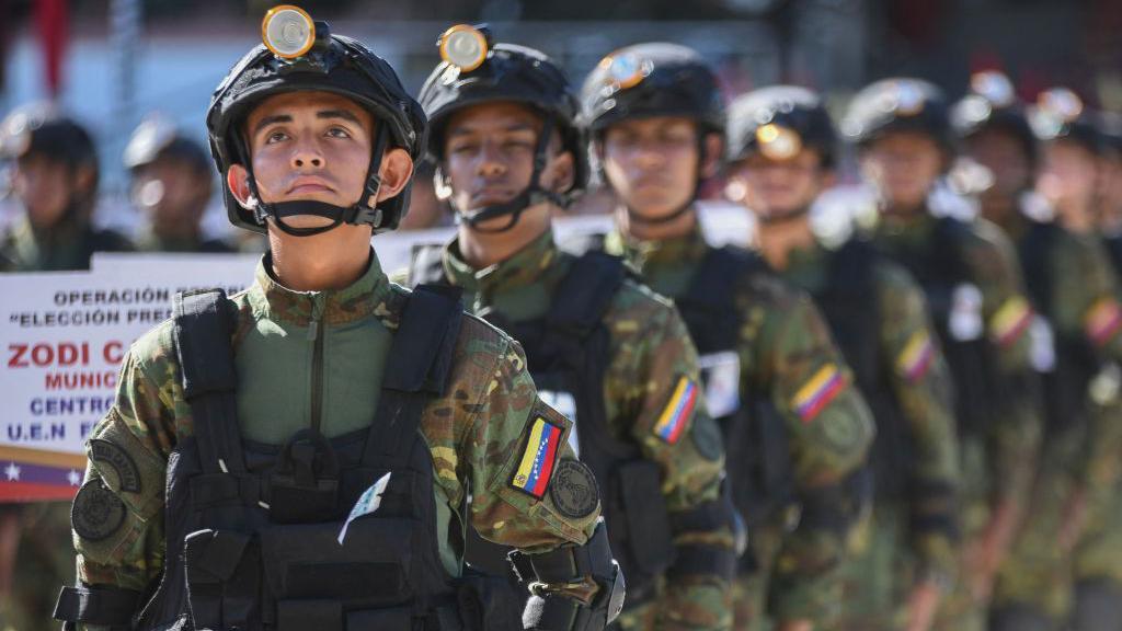 Soldados del ejército participan en un desfile militar con material electoral para las próximas elecciones presidenciales en Fuerte Tiuna, Caracas, el 24 de julio de 2024.