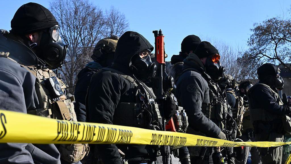 agentes federales alineados en mineápolis durante las protestas 