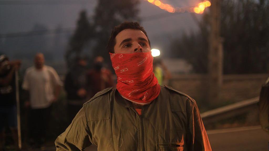 Voluntários na Galícia ajudam na luta contra o fogo.
