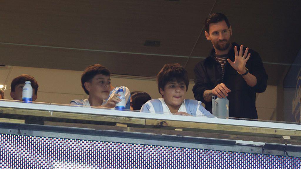 Lionel Messi acena das arquibancadas do estádio