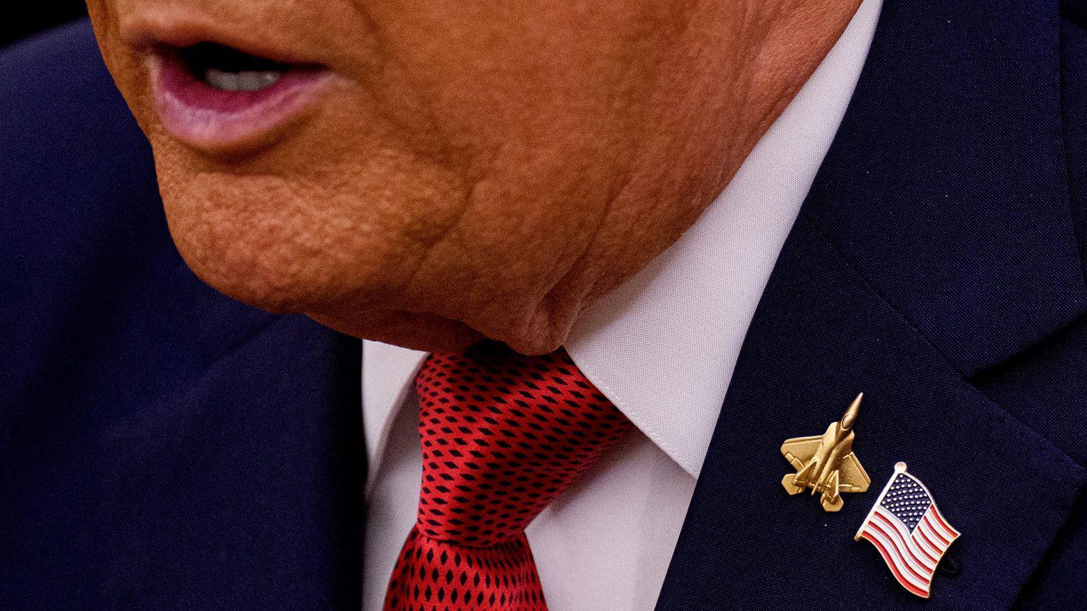 ارتدى الرئيس الأمريكي دونالد ترامب دبوسًا على شكل طائرة مقاتلة خلال اجتماعه مع الرئيس التركي رجب طيب أردوغان في المكتب البيضاوي بالبيت الأبيض في 25 سبتمبر/أيلول 2025 في واشنطن العاصمة.