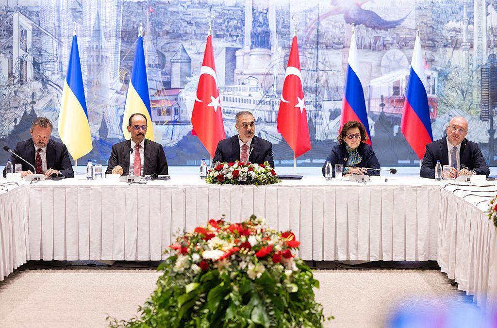 Funcionarios de Turquía en las negociaciones de Estambul