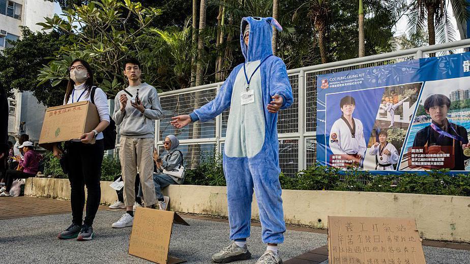 一名志工正在提供免費擁抱，以示情感支持。