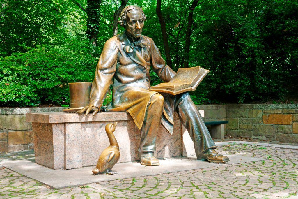 Hans Christian Andersen, autor de El patito feo, estatua de bronce, Central Park, Nueva York