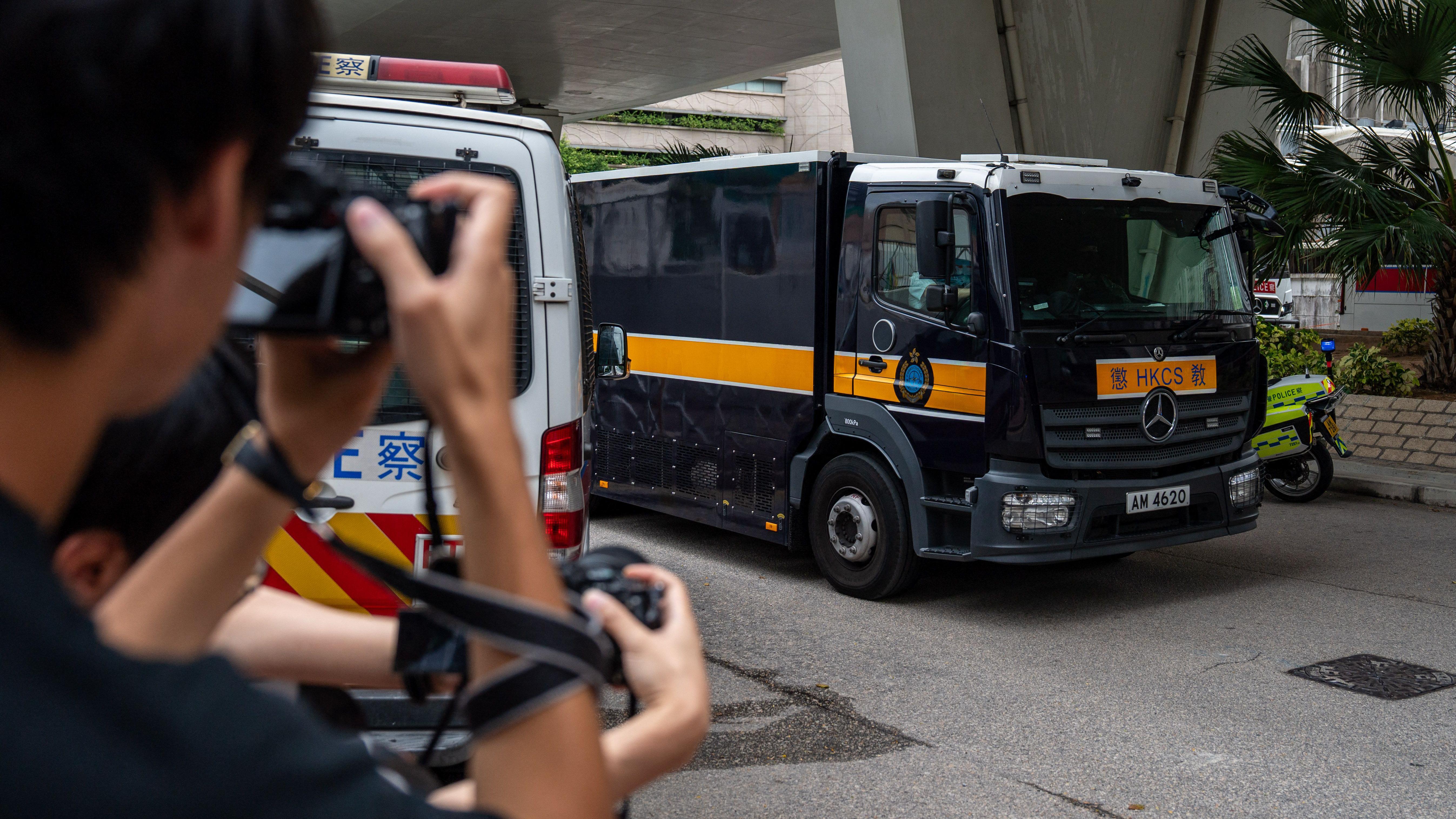 據信接載黎智英的囚車開進香港西九龍裁判法院（28/8/2025）