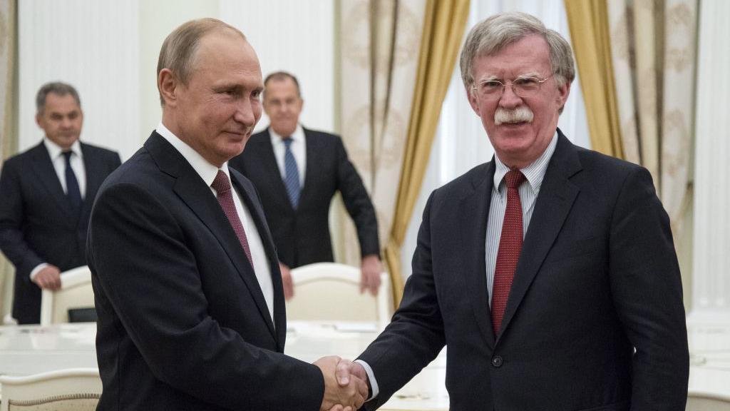 Bolton u Kremlju sa Vladimirom Putinom, predsednikom Rusije, u pozadini je Sergej Lavrov, jun 2018.