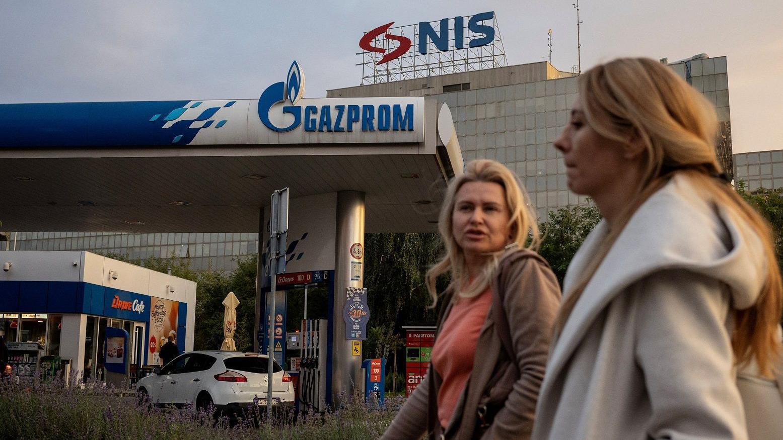 Žene razgovaraju dok prolaze pored NIS pumpe u Beogradu