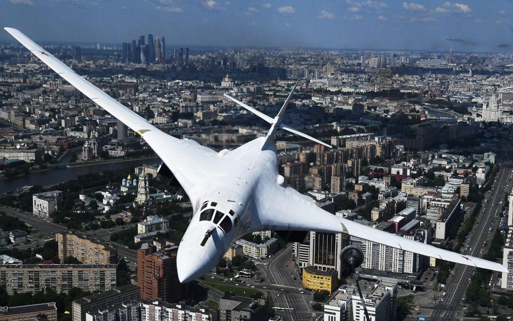Un Tu-160 volando sobre Moscú