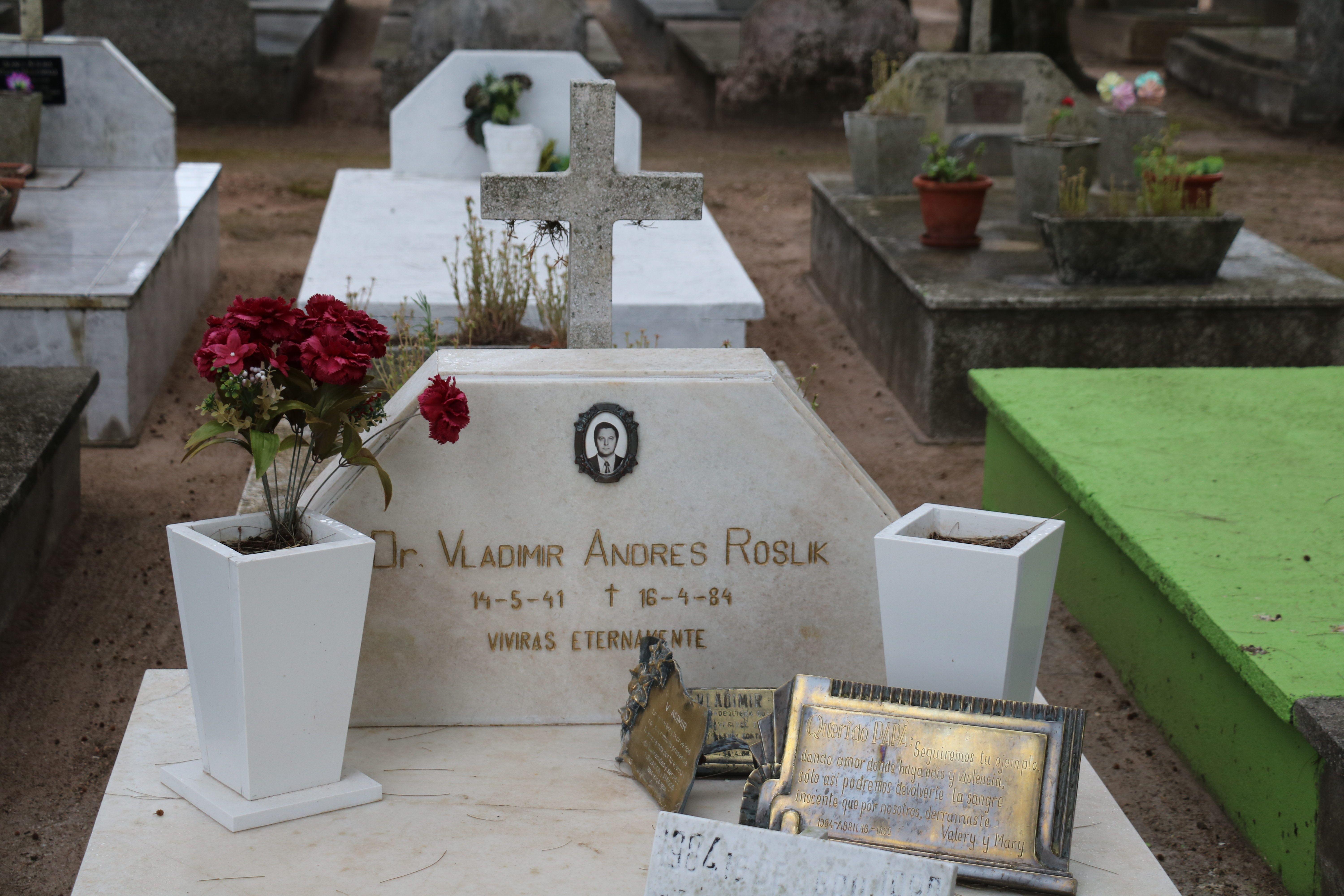 La tumba del doctor Vladimir Roslik con su foto y flores en el cementerio de San Javier.