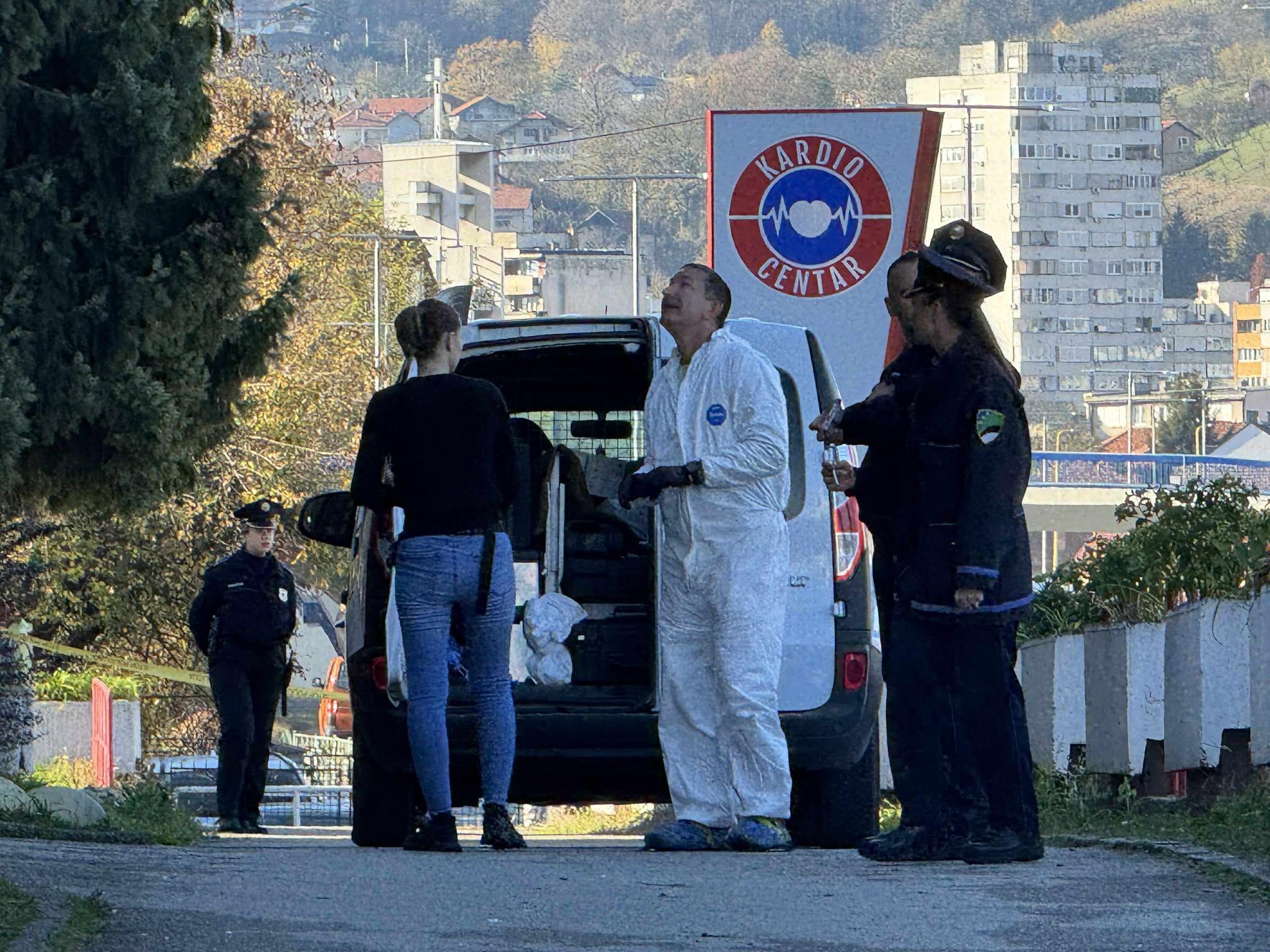 tehničari i okupljeni ispred bolnice, požar u tuzli, požar u domu za penzionere u tuzli, pocajci vrđe uviđaj posle požara u zgradi u tuzli