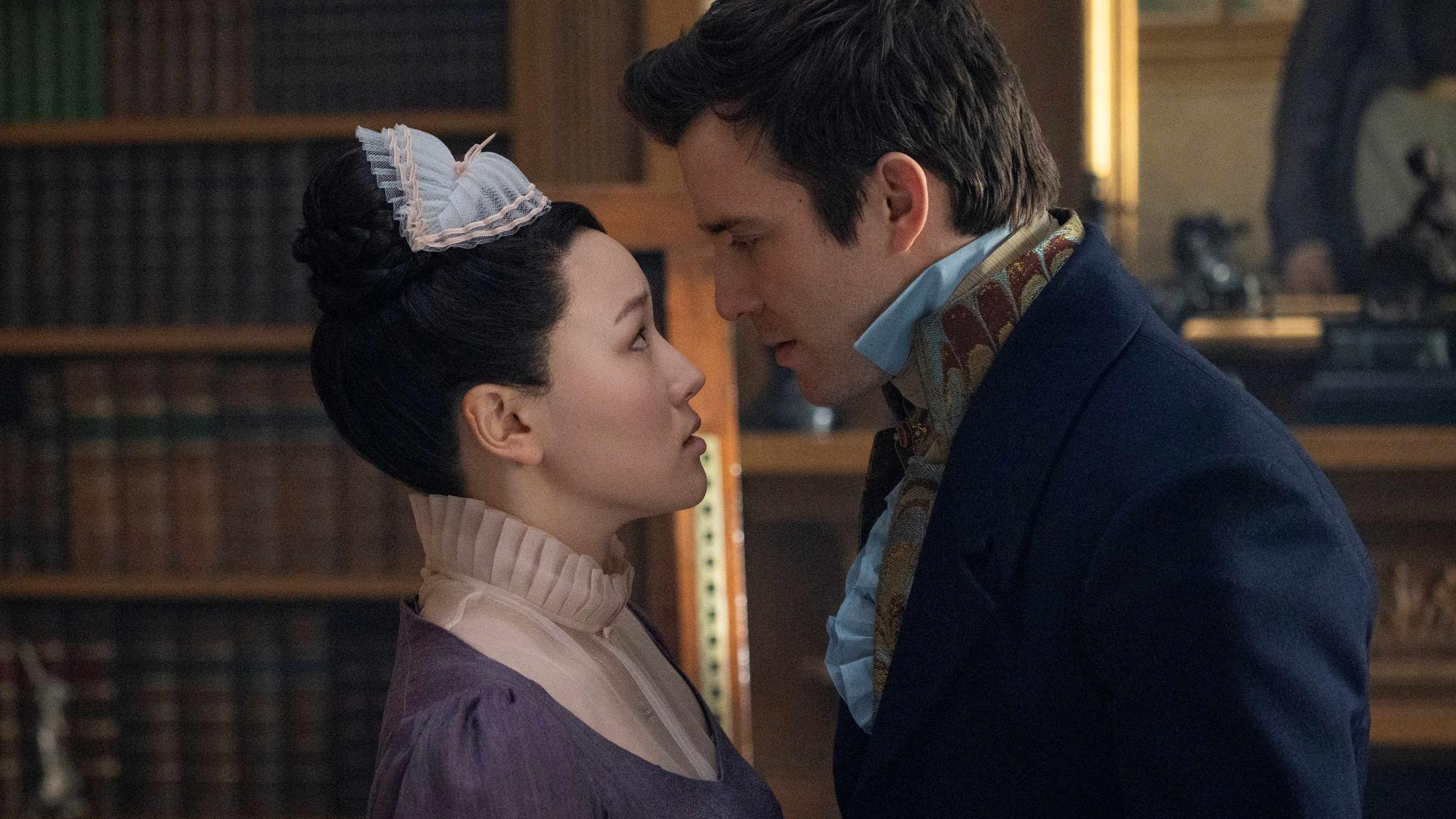 하녀복을 입은 소피 백(하예린 분)이 베네딕트 브리저튼(루크 톰슨 분)과 가깝게 마주 보는 장면