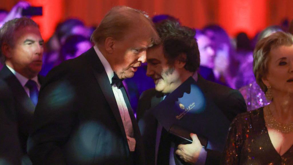Donald Trump junto a Javier Milei durante la gala del America First Policy Institute, celebrada en Mar-a-Lago, una residencia privada de Trump, el 14 de noviembre de 2024.