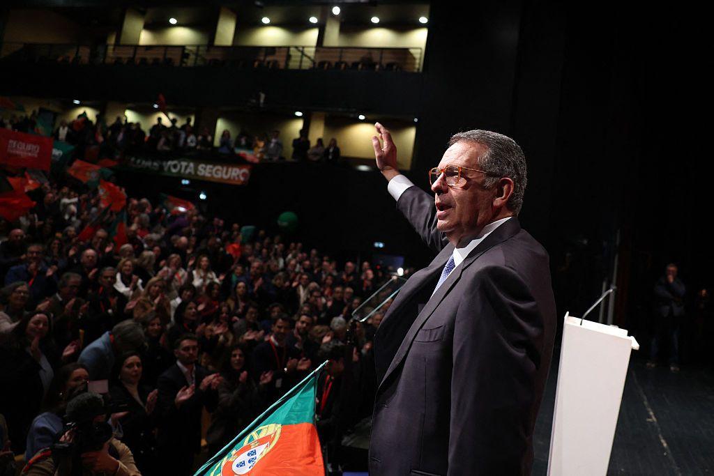 Ant&oacute;nio Jos&eacute; Seguro acena a apoiadores na noite do primeiro turno das elei&ccedil;&otilde;es presidenciais em Portugal, em 18 de janeiro de 2026.