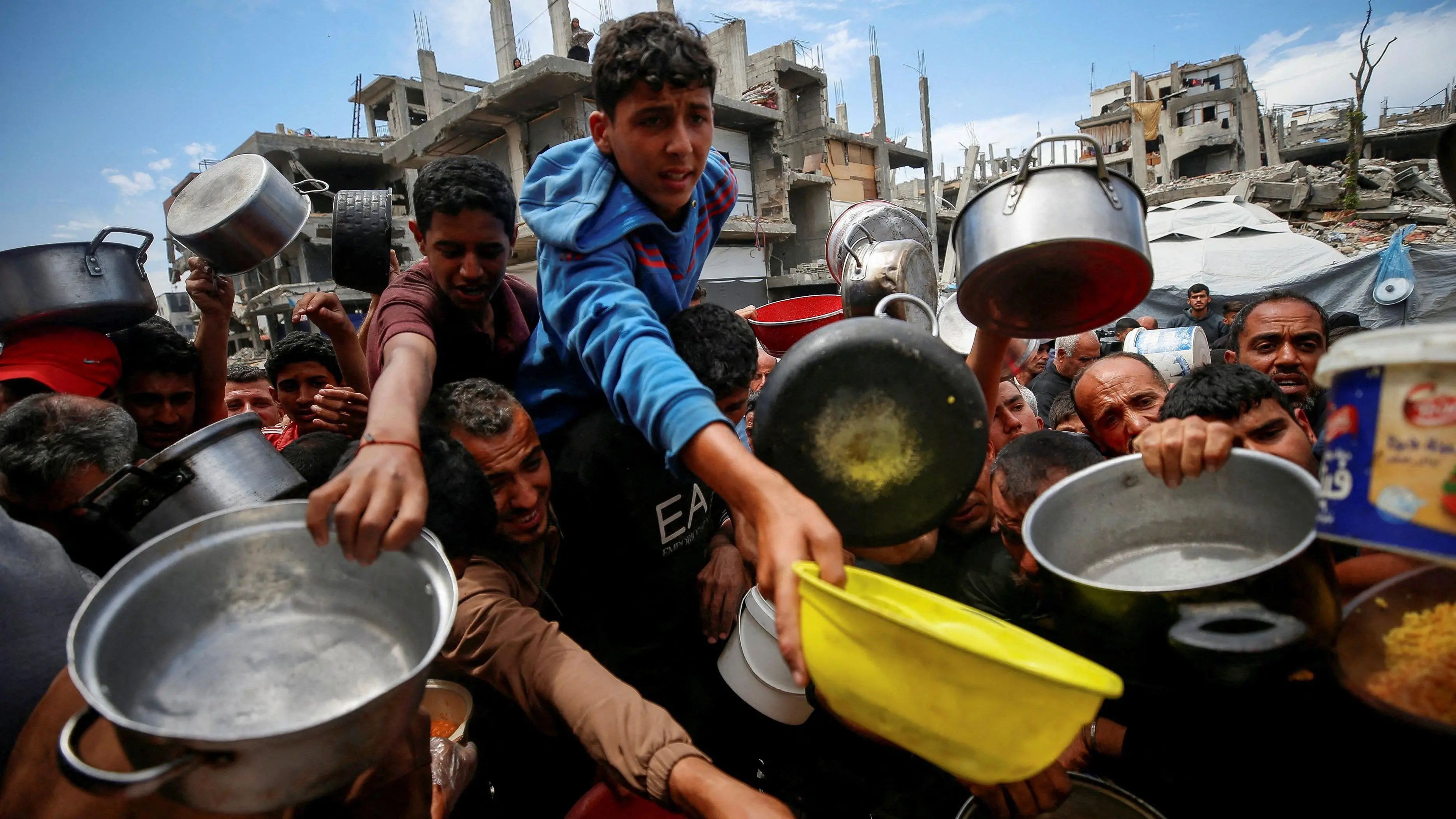 فلسطينيون ينتظرون الحصول على طعام في بيت لاهيا في شمال قطاع غزة