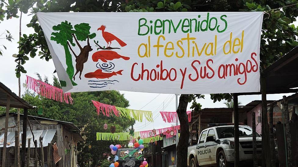 Cartel en un pueblo que dice "Bienvenidos al Festival del Choibo y sus amigos"