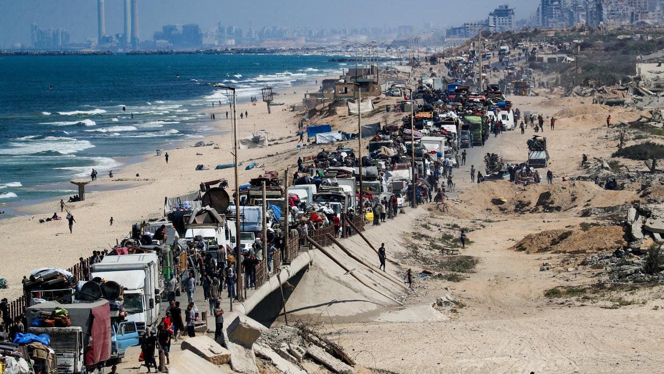 إلى أين سيذهب سكان مدينة غزة؟ - الإندبندنت 9 مواطنون وسيارات تحمل أمتعة تسير في طابور طويل أثناء الخروج من المدينة نحو الجنوب