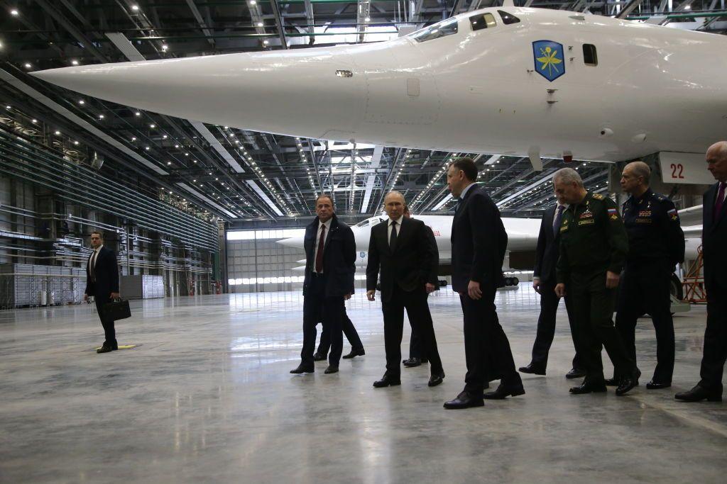 Putin en un hangar de un Tu-160
