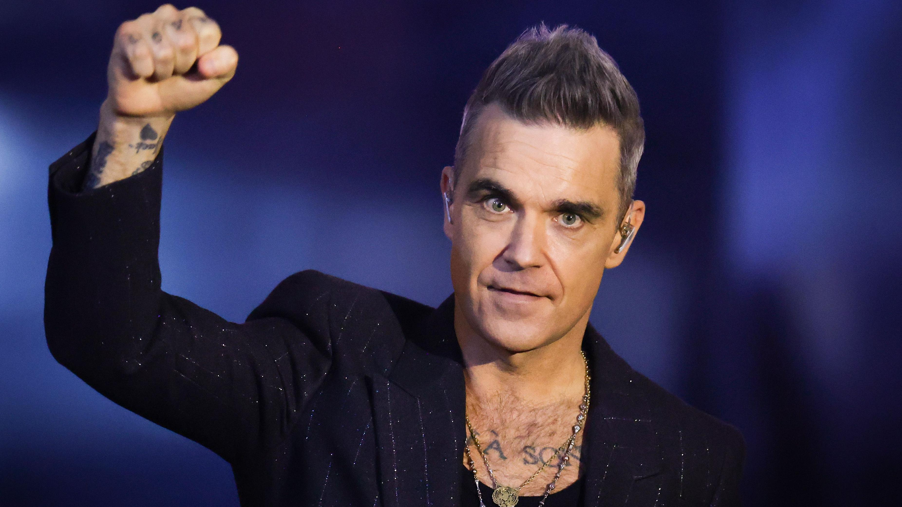 Robbie Williams: Fan photo requests cause discomfort