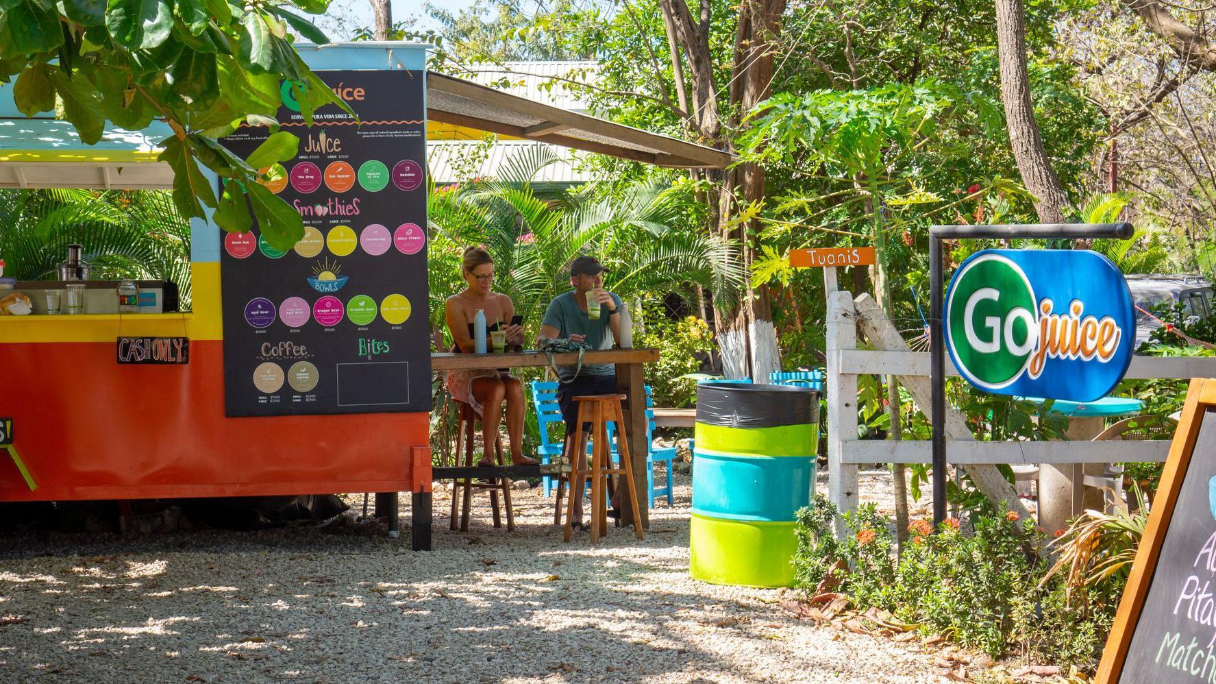 Puesto de comida en la playa de Nosara en la costa pacífica de Costa Rica