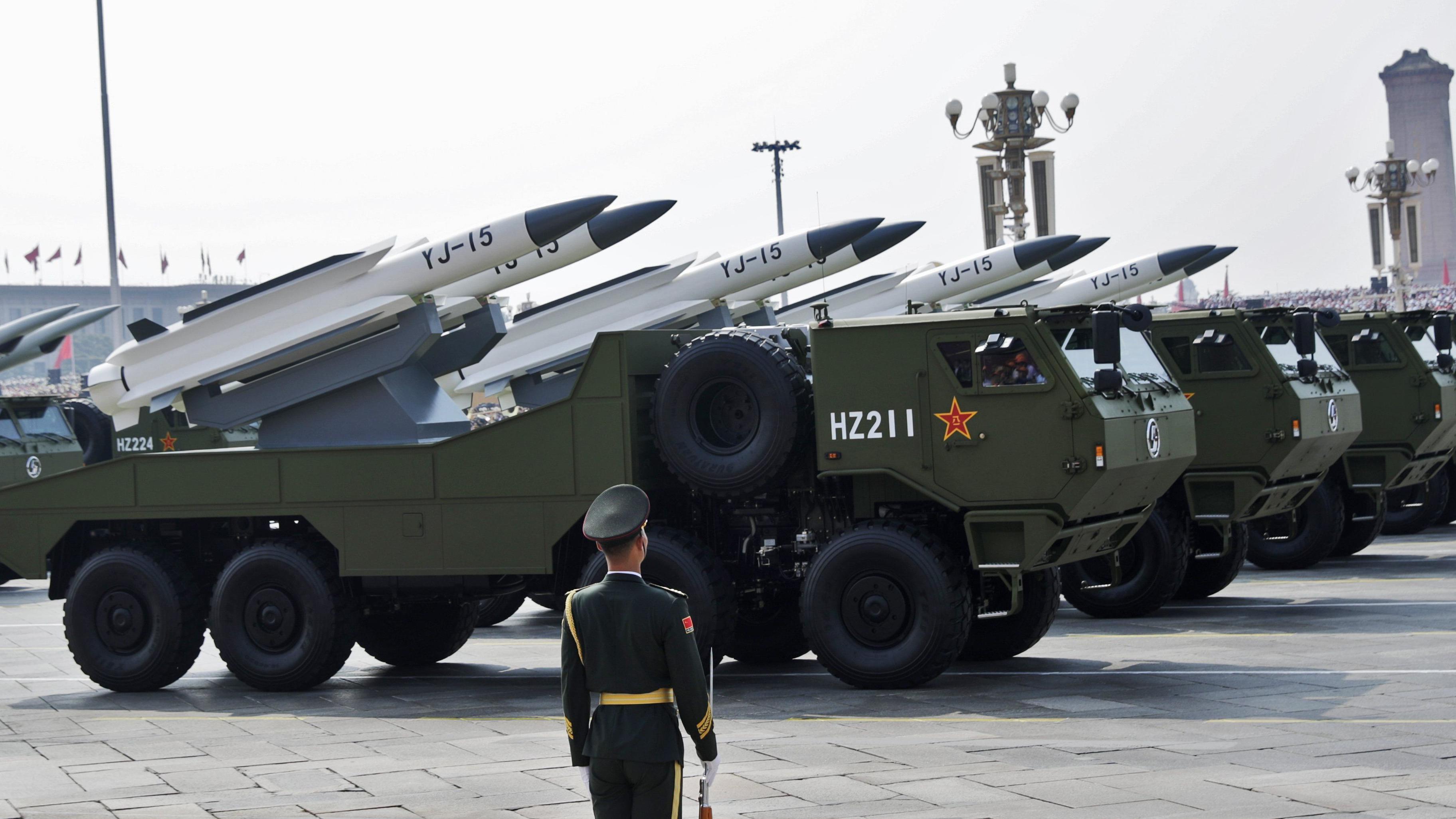 裝甲車搭載鷹擊-15超音速反艦巡航飛彈在閱兵中亮相。