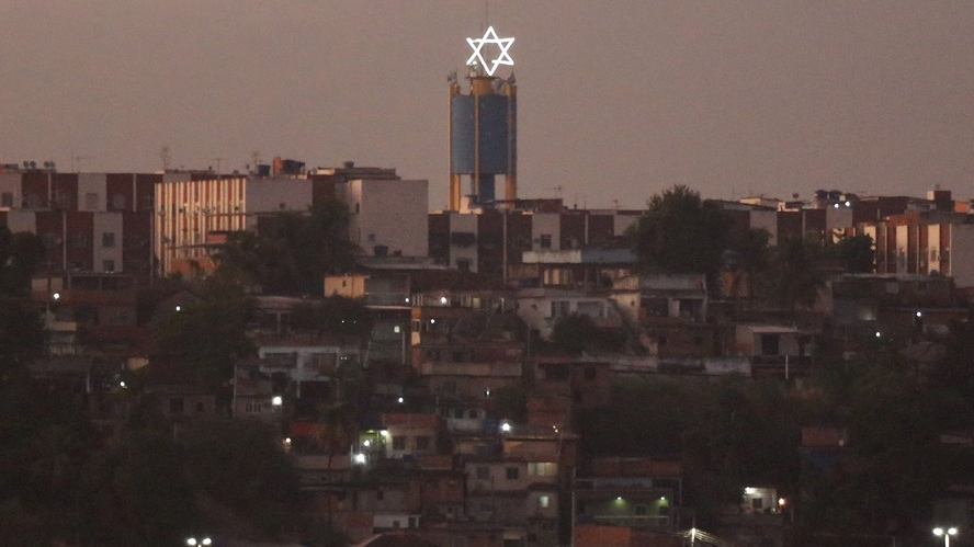 Vista do Complexo de Israel, com destaque para a estrela de Davi em neon em cima de uma caixa d'água