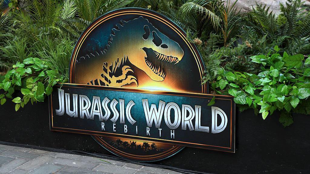 Imagem de divulgação do filme, com nome e um desenho de um dinossauro