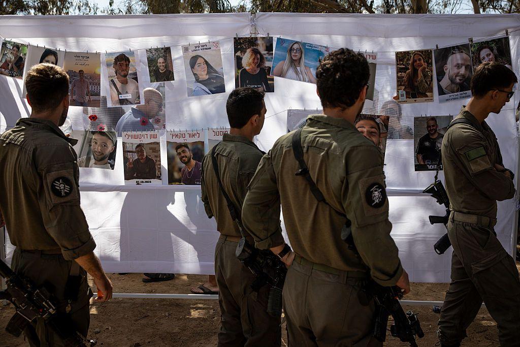 في ذكرى مرور عامين على الهجوم الذي شنته حماس على إسرائيل وبدء الحملة العسكرية الإسرائيلية على غزة جنود إسرائيليون يلقون نظرة على صور لضحايا الهجوم الذي استهدف مهرجان نوفا جنوب إسرائيل في ذلك الوقت.