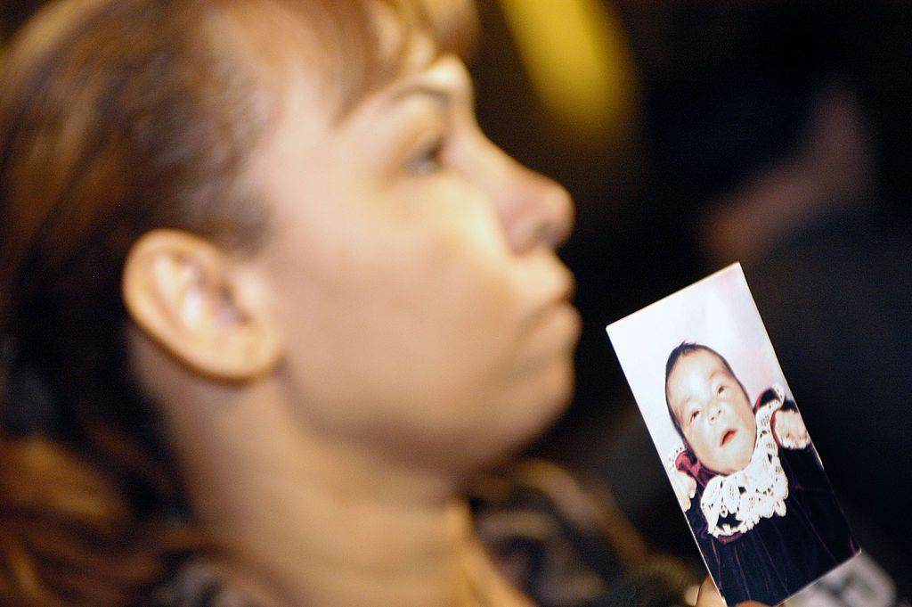 Luz Cuevas enseña una foto de su bebé Delimar Vera recién nacida.