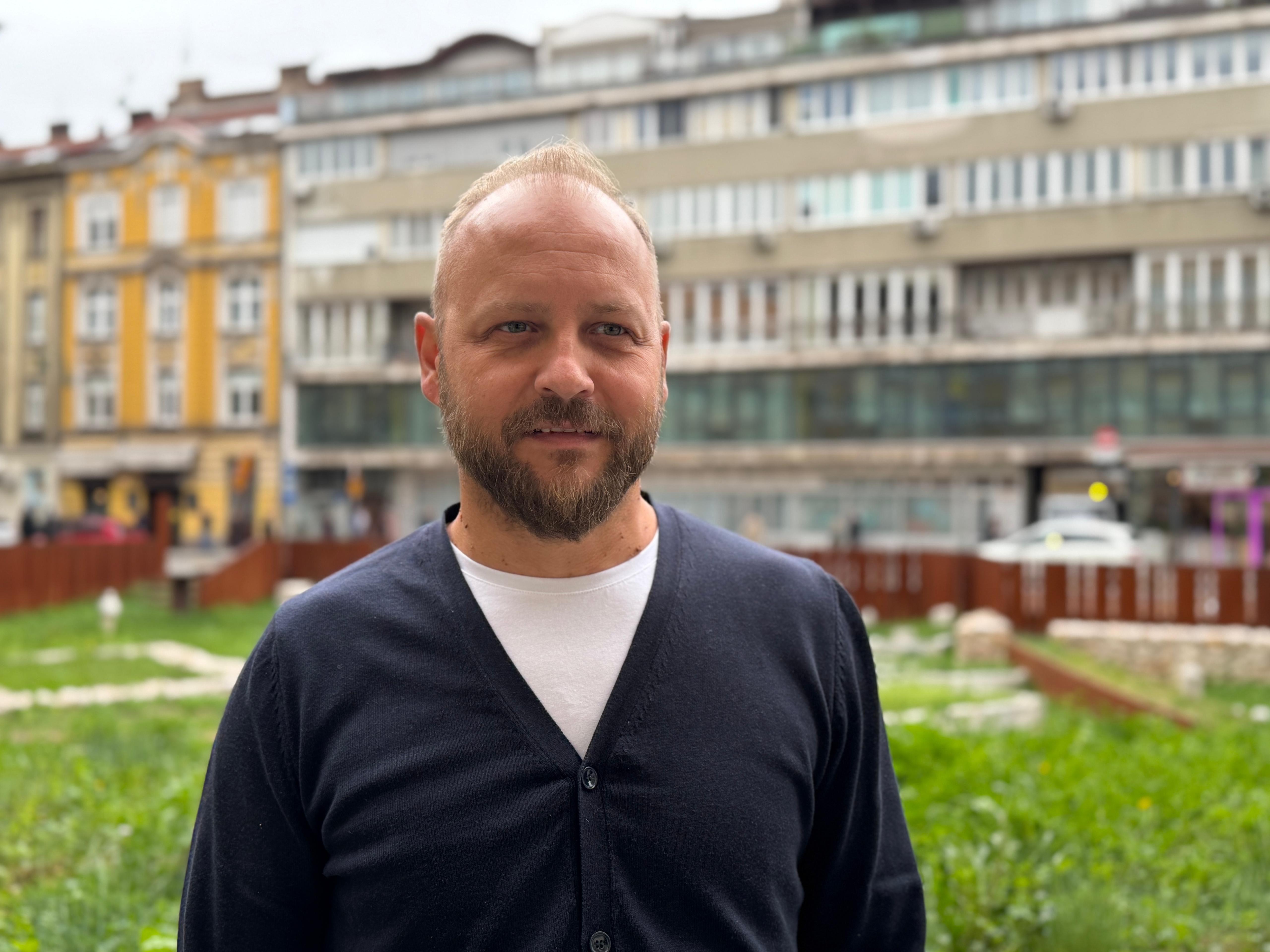 Denis Huseinbegović, direktor je jedne turističke agencije koja organizuje odlazak na Mundijal, plavi muškarac sa bradom i u plavom džemperu gleda u kameru 