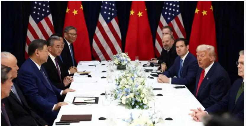 ترامب وشي يغادران كوريا الجنوبية بعد محادثات بينهما استمرت لأكثر من ساعة، فما الذي دار بينهما؟ 2 الرئيس الأمريكي والصيني شي جين بينغ أثناء اجتماعهما في في كوريا الجنوبية يحلسان وبجوارهما ممثلين عن البلدين حول طاولة خشبية وبجانبهما علما الولايات المتحدة والصين.