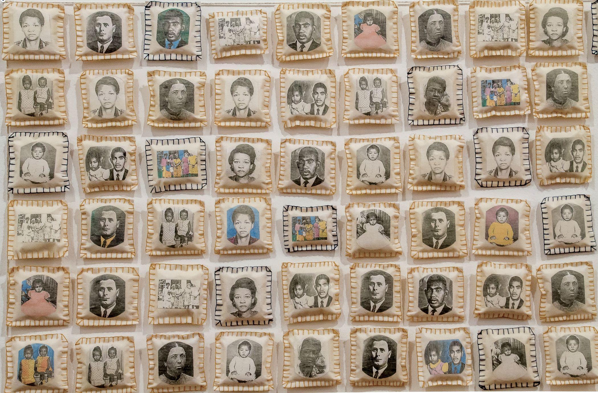 Obra re&uacute;ne 1500 patu&aacute;s nos quais retratos de pessoas de sua fam&iacute;lia se multiplicam na parede
