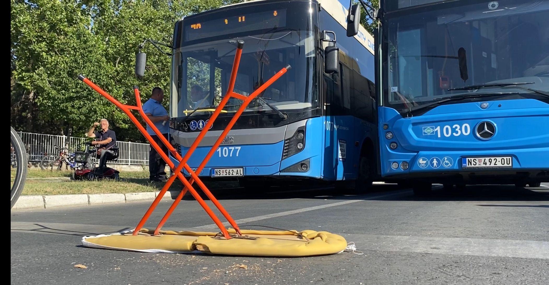 Stalak za peglanje ispred gradskog prevoza