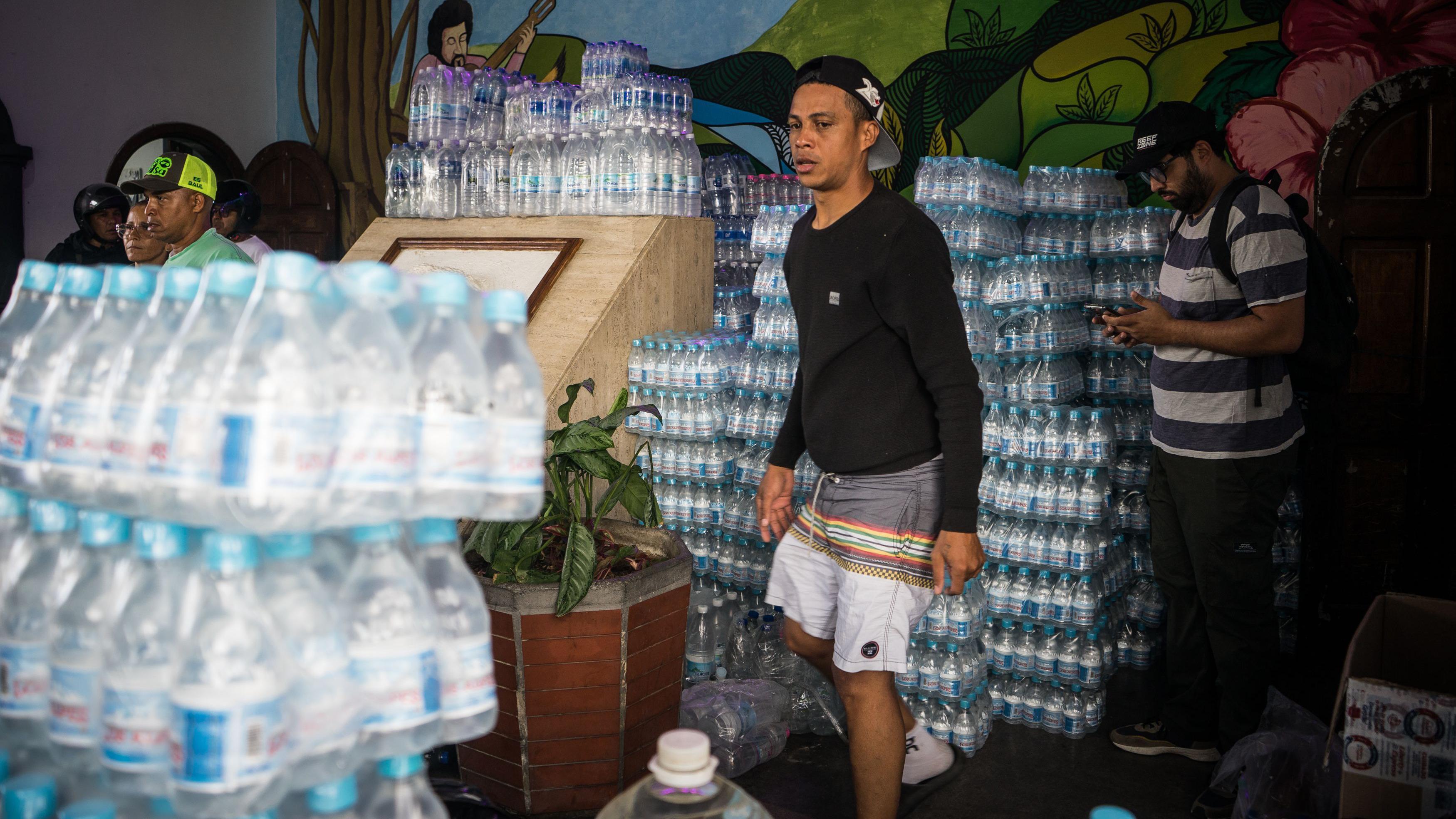 Voluntarios organizan donaciones para los afectados por los terremotos en un centro de recolección en Caracas, Venezuela, 26 de junio de 2026