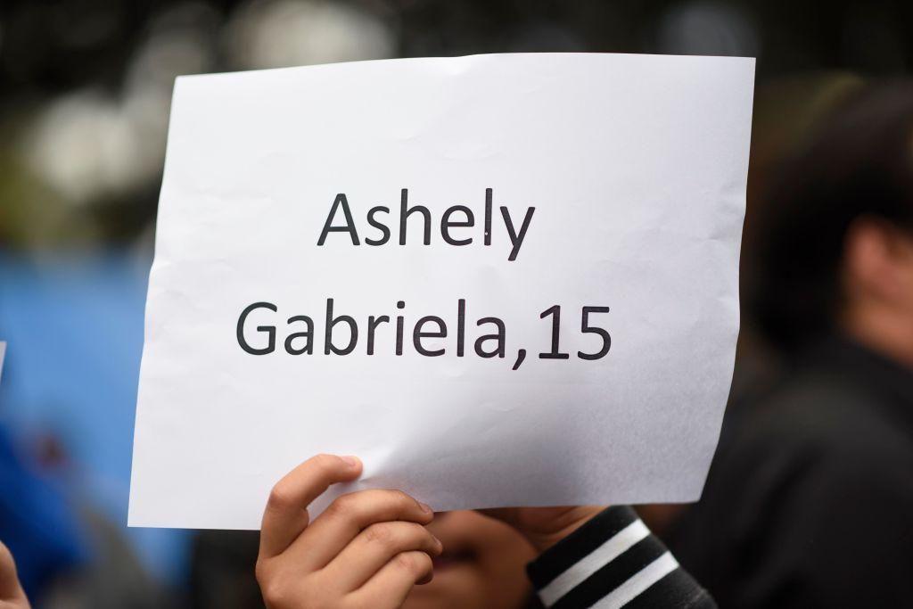 Un estudiante guatemalteco sostiene una pancarta con el nombre de una de las 40 niñas que murieron en un incendio en un albergue estatal, durante una protesta exigiendo justicia para las víctimas, en la Universidad San Carlos en la Ciudad de Guatemala, el 15 de marzo de 2017. En el papel se lee "Ashley Gabriela, 15 años". (Foto: JOHAN ORDONEZ/AFP a través de Getty Images)