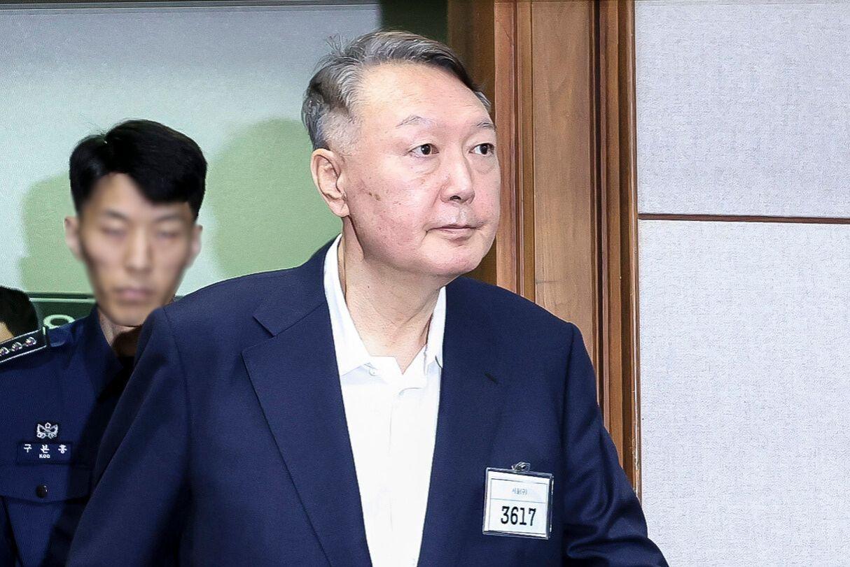 법정 안으로 들어오고 있는 윤석열 전 대통령